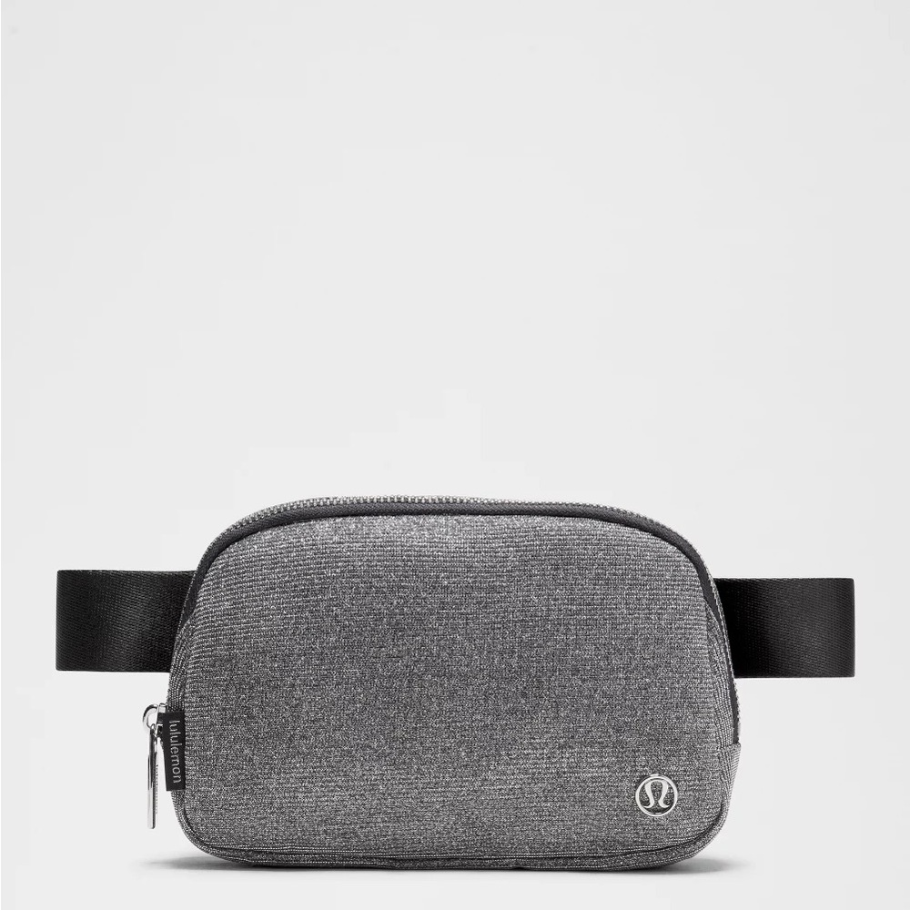 Lululemon Everywhere Belt Bag 1L
Glitter